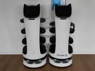 Zwei Service-Roboter zu unserem 20-Jahr-Jubiläum. Zwei Service-Roboter zu unserem 20-Jahr-Jubiläum.